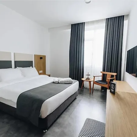 Ingate Hotel & Cafe Shopping Street Location ! Отель