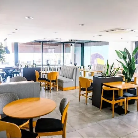 Отель Ingate Hotel & Cafe Shopping Street Location !
