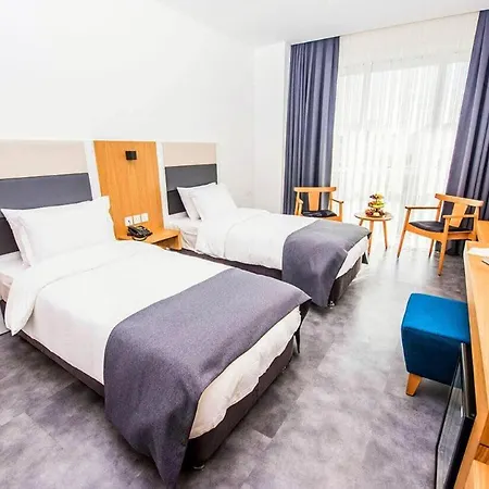 Отель Ingate Hotel & Cafe Shopping Street Location !