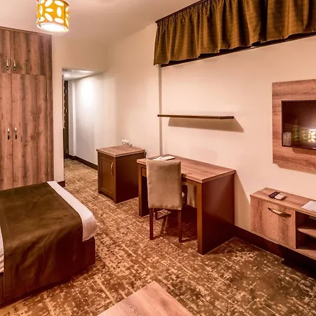 Hotel Oscar Park Next To Antic Salamis 3*